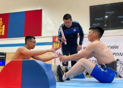 На Чемпионате Монголии по мас-рестлингу разыгран якутский бриллиант /    