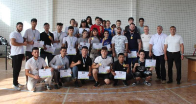 В городе Ташкенте в мас-рестлинге состязались учащиеся лицеев и колледжей /    