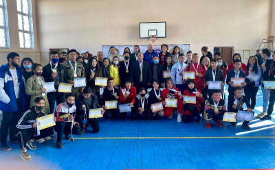 Участники Чемпионата Узбекистана по мас-рестлингу приветствуют друзей по всему миру /    