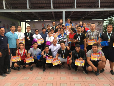 В Алмалыке состоялся турнир среди учащихся средних школ на Кубок Хокима /    