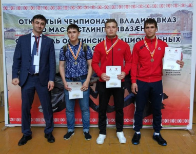 В Осетии состоялся Открытый чемпионат города Владикавказа по мас-рестлингу /    