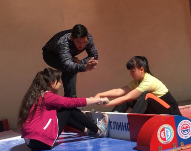 В узбекском городе Алмалык проведён дружеский турнир среди школьников /    