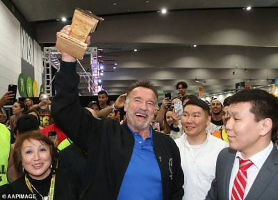 Арнольд Шварценеггер дал старт соревнованиям мас-рестлеров в Австралии /    