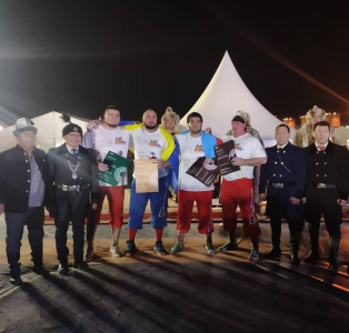 Абсолютный чемпион мира по мас-рестлингу 2019 года – Олег Сылка из Украины /    