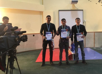 В узбекском городе Алмалык прошел чемпионат страны по мас-рестлингу /    