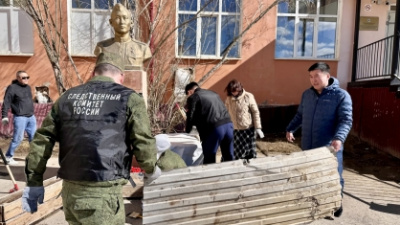 В преддверии Дня Победы сотрудники СК России и ветераны провели субботник в сквере имени Героя Советского Союза Федора Попова /    
