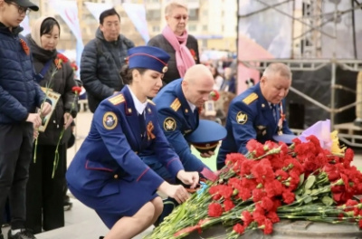 «Живая память сердец»: следователи Якутии возложили цветы к монументу «Воинам-победителям» в 81-ю годовщину Великой Победы /    