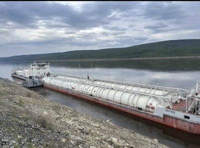 Ленская нефтебаза «Саханефтегазсбыта» начала прием первого танкера с топливом / ЯСИА   