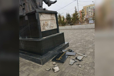В Якутске школьники повредили памятник Суоруну Омоллоону / Саина Титова   