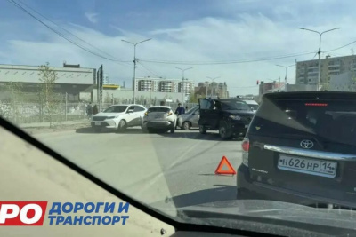 Массовое ДТП стало причиной крупной пробки на улице Ойунского в Якутске / Семен Родионов   