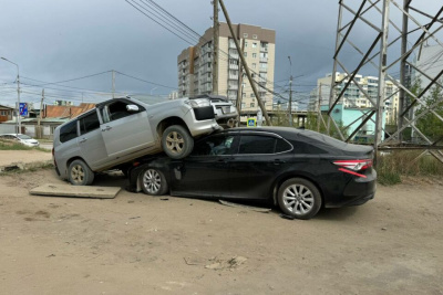 Пьяный водитель наехал на припаркованную Toyota Camry в Якутске / ЯСИА   