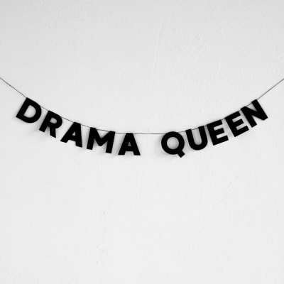 Гирлянда "DRAMA QUEEN"