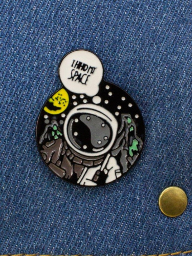 Значок "I need my space"
