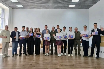 Айсен Николаев поздравил золотых медалистов школ Докучаевска / ЯСИА   
