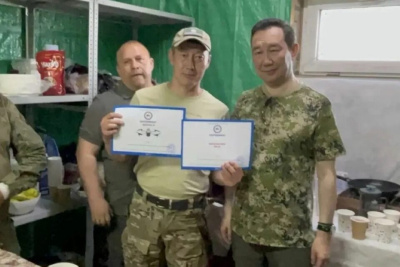 Айсен Николаев вручил якутским бойцам в ДНР новую партию техники / ЯСИА   