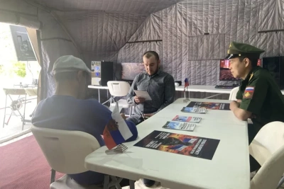 В парке Якутска в выходные работал мобильный пункт отбора на контрактную службу / ЯСИА   