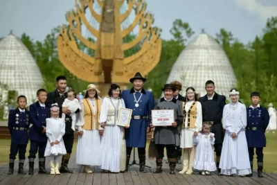 Лучшая сельская семья получила премию главы Якутии / ЯСИА   