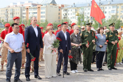 В День памяти и скорби в Якутске возложили цветы на площади Победы / Дьулустаан Сергеев Якутск Якутск Республика Саха (Якутия)