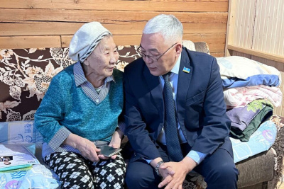 Труженице тыла Евдокии Ушницкой вручили медаль 80-летия Великой Победы / ЯСИА   