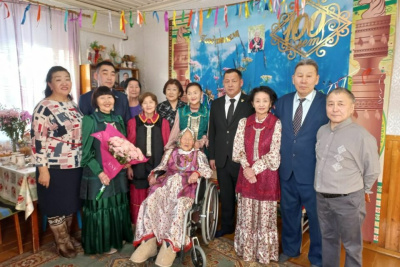 Миллион рублей выплатили столетней жительнице Момского района / ЯСИА   