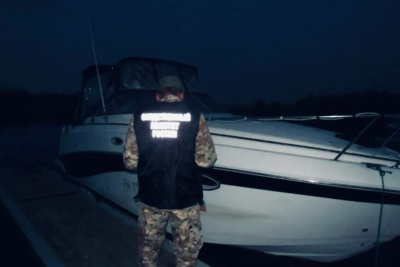 Лодка с девятью пассажирами врезалась в берег в Якутске / ЯСИА   