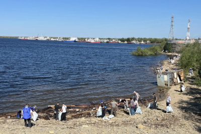 Два кубометра мусора собрали на берегу реки Лены в Якутске / ЯСИА   