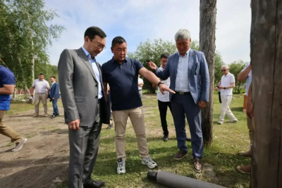 Айсен Николаев проверил ход газификации и строительство водопровода в Бердигестяхе / ЯСИА   