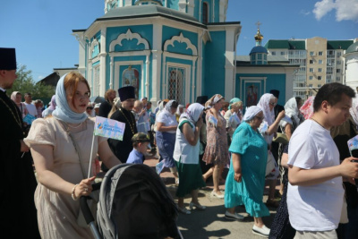 Православные жители Якутска прошли крестным ходом в День семьи, любви и верности / Нарыйа Пахомова   
