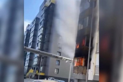 Видео: пожар в жилом доме в Якутске повредил два балкона / Саина Титова   