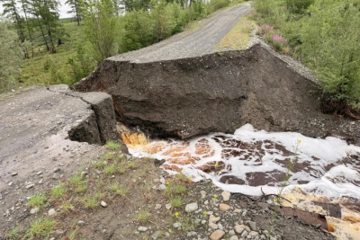 В Эвено-Бытантайском районе Якутии закрыт участок дороги из-за дождевого паводка / ЯСИА   
