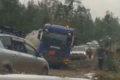 Большегруз перекрыл движение на автодороге «Амга» / ЯСИА   