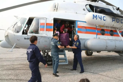 Вертолет доставил в Якутск 20 детей из затопленных сёл Верхоянского улуса / ЯСИА   