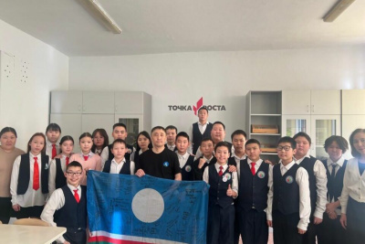 Ветеран боевых действий подарил школьникам побывавший с ним на СВО флаг Якутии / ЯСИА   