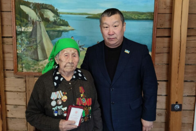 Первый вице-премьер Якутии вручил медаль к 80-летию Победы ветерану из Жиганского района / ЯСИА   