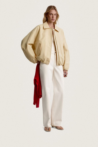 Утепленный бомбер с акцентным воротником