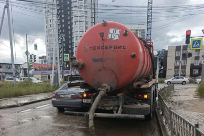 В Якутске откачивают воду с заниженных мест после дождя / ЯСИА Якутск Якутск Республика Саха (Якутия)