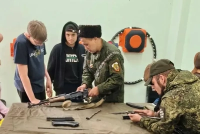 Ветераны СВО из Нерюнгри провели урок мужества и мастер-класс по тактической медицине для подростков / ЯСИА   