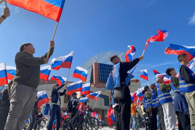 В Якутске ко Дню флага России вручили паспорта юным горожанам и награды участникам СВО / ЯСИА Якутск Якутск Республика Саха (Якутия)
