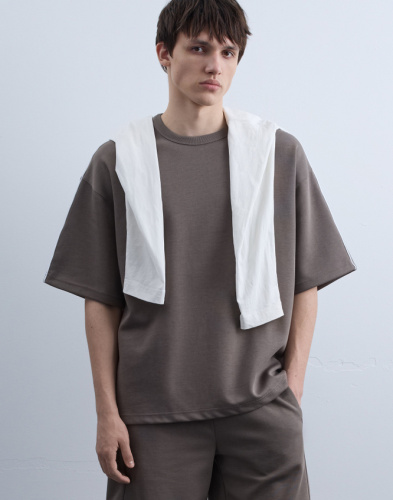Коричневая свободная спортивная футболка из скубы Глория Джинс