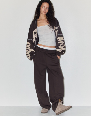 Тёмно-коричневые зауженные спортивные брюки из скубы Глория Джинс