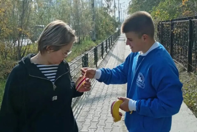 Волонтеры в Якутске раздали более 1500 лент «Дальневосточной Победы» / ЯСИА Якутск Якутск Республика Саха (Якутия)