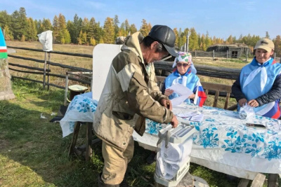 В Оймяконском улусе началось досрочное голосование на труднодоступных участках / Семен Родионов   