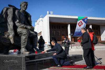 В Якутске возложили цветы к памятнику Алексею Кулаковскому в День языков народов России / Саина Титова Якутск Якутск Республика Саха (Якутия)