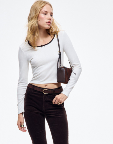 Молочный укороченный лонгслив в рубчик с бантиком Глория Джинс
