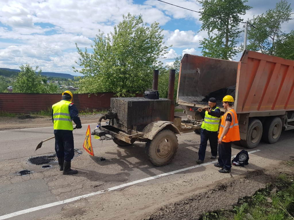В Алдане ведутся работы по ямочному ремонту асфальтового покрытия