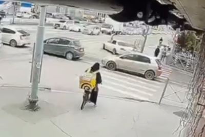 Видео: в Якутске на разрешающий сигнал светофора сбили пожилую женщину / ЯСИА   