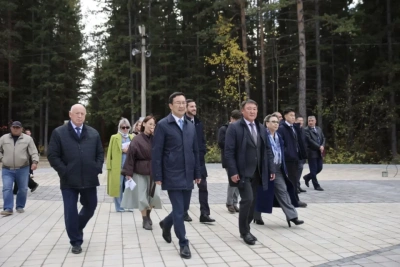 Айсен Николаев проверил благоустройство парка «Ойуур» в Ленском районе / ЯСИА   
