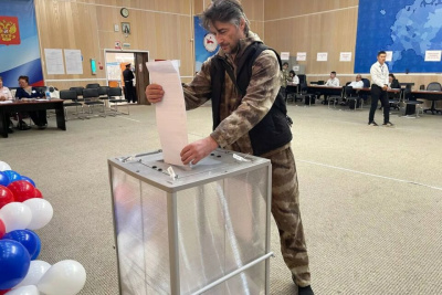 Более 250 избирателей пришли в УИК № 721 в первые часы голосования / Семен Родионов   