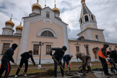 В Якутске очистили от десятков пней территорию Преображенского собора / ЯСИА   