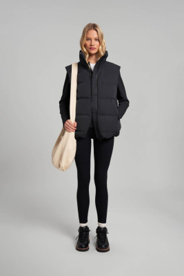 Пуховый жилет из водоотталкивающей ткани